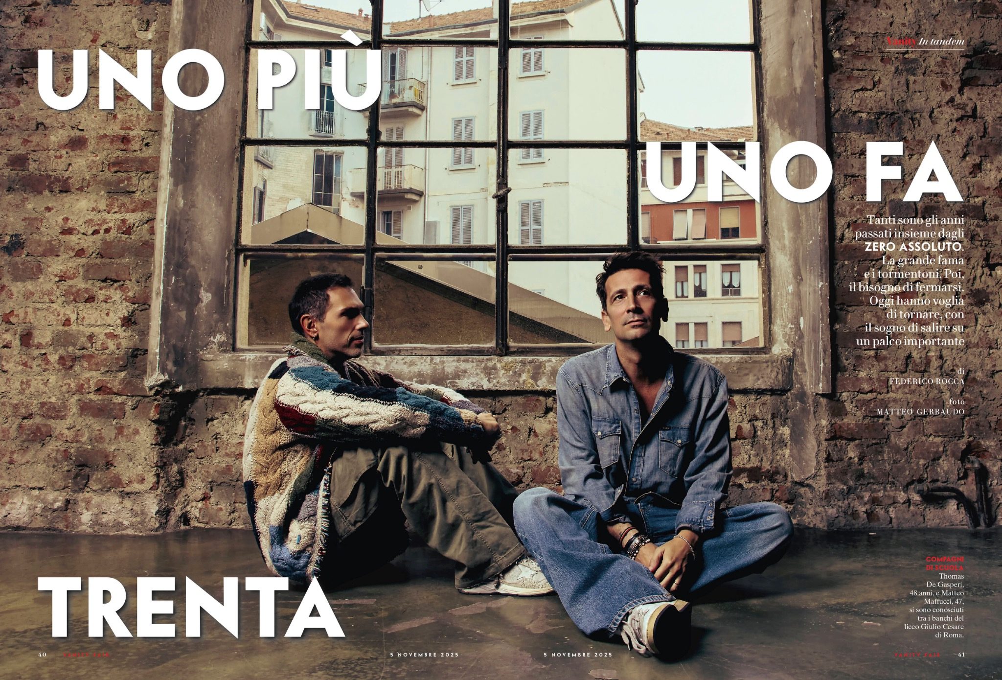 Zero Assoluto seated beside each other against a brick wall, with the overlaid words 'Uno più uno fa trenta'.